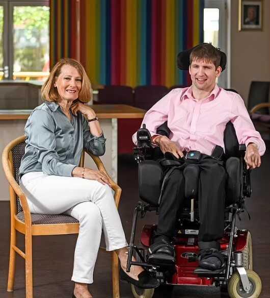 Tekerlekli sandalyeye mahkum olan kocasının erkek bacısı ile ilişkiye giren kadın kocasına çıkardıkları sesleri zorla dinlettirdi