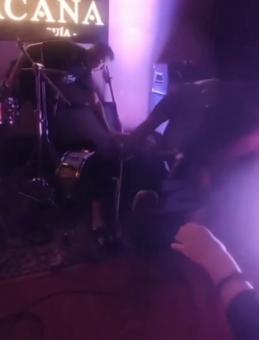 Şarkıcı sahnedeyken elektrik akımına kapıldı