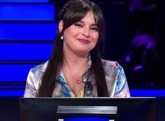 Bakan Özhaseki, katıldığı yarışmayla tanınan depremzede Aylin Karakuş'u ziyaret etti