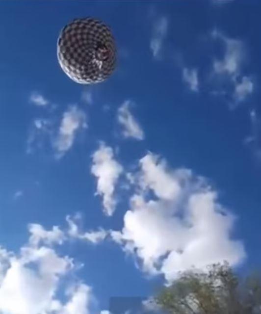 Alevler içinde kalan sıcak hava balonundan düşen adam feci şekilde can verdi