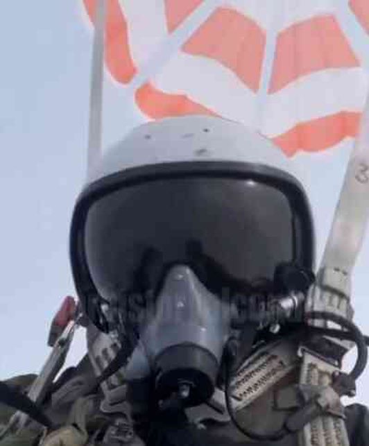 Uçağı vurulan Rus savaş pilotu, uçaktan atladığı anları videoya çekti