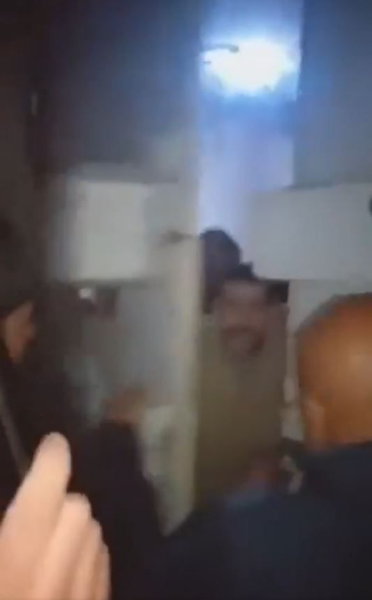Suriye'de idam edilen mahkumların cesetlerinin ezilmesi için kullanılan demir pres bulundu