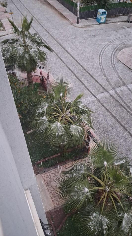 Mersin'de dolu yağışıyla sokaklar beyaza büründü