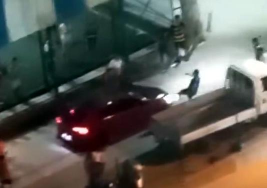 Halı sahada kavga: Önce bıçakladılar sonra ezmeye çalıştılar