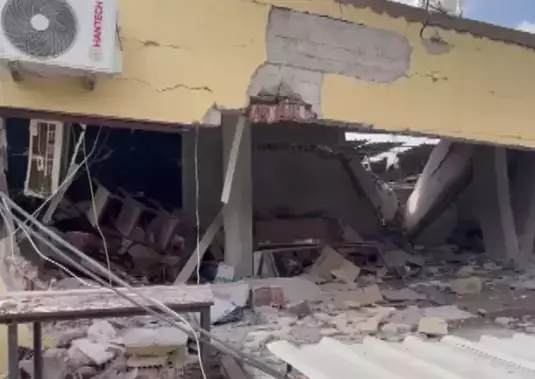 Bayraklı Doğançay Mahallesi'nde patlama sonrası yıkılan iki katlı ev