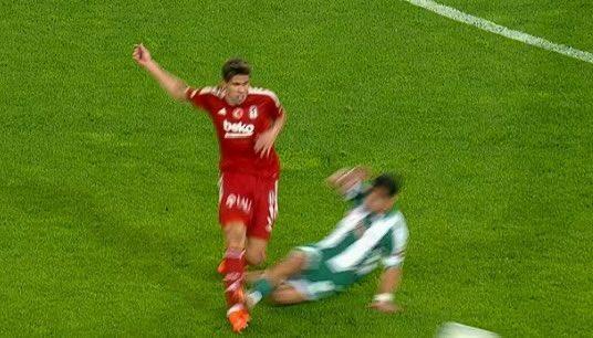 VAR uyardı! Beşiktaş maçında kırmızı kart çıktı