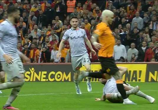 G.Sarayı futbolcular çılgına döndü! Yorumcular penaltı pozisyonunda aynı görüşte buluştu