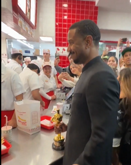 Oscar'ı kazandı, kutlamayı burgercide yaptı