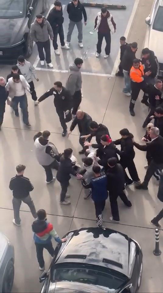 Alışveriş merkezinde tekme tokat kavga ettiler