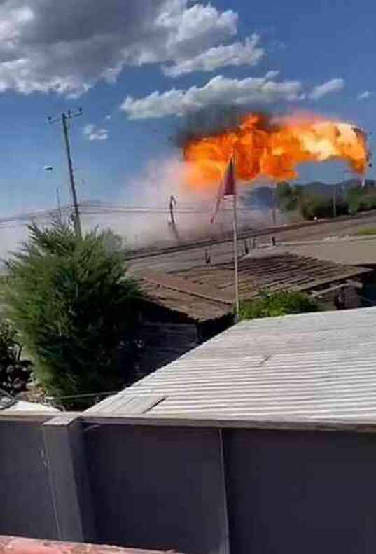 Şili'de yangına müdahale eden yangın uçağı elektrik kablolarına çarptı. Alev topuna dönen uçağın pilotu feci şekilde hayatını kaybetti