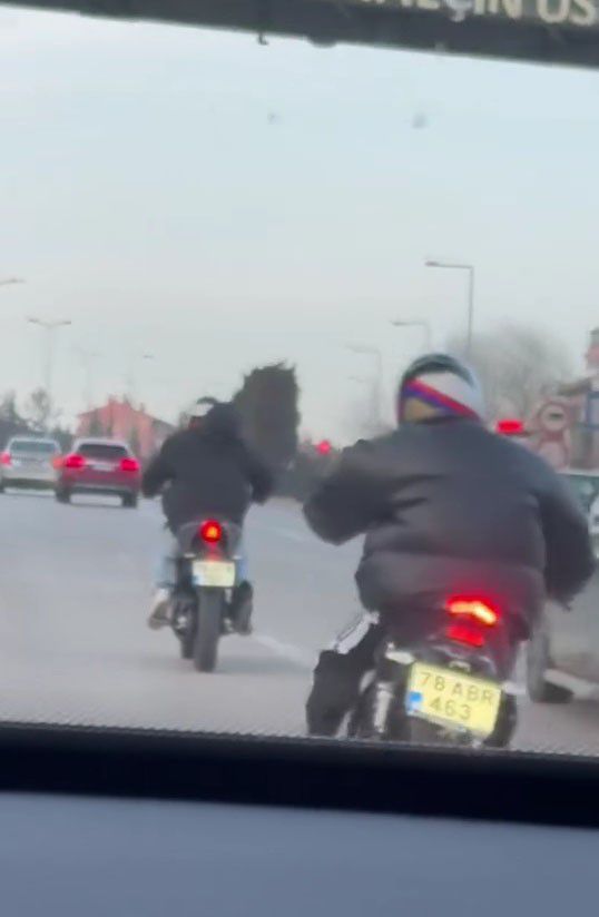 Motosikletlilerin tehlikeli yolculukları pes dedirtti