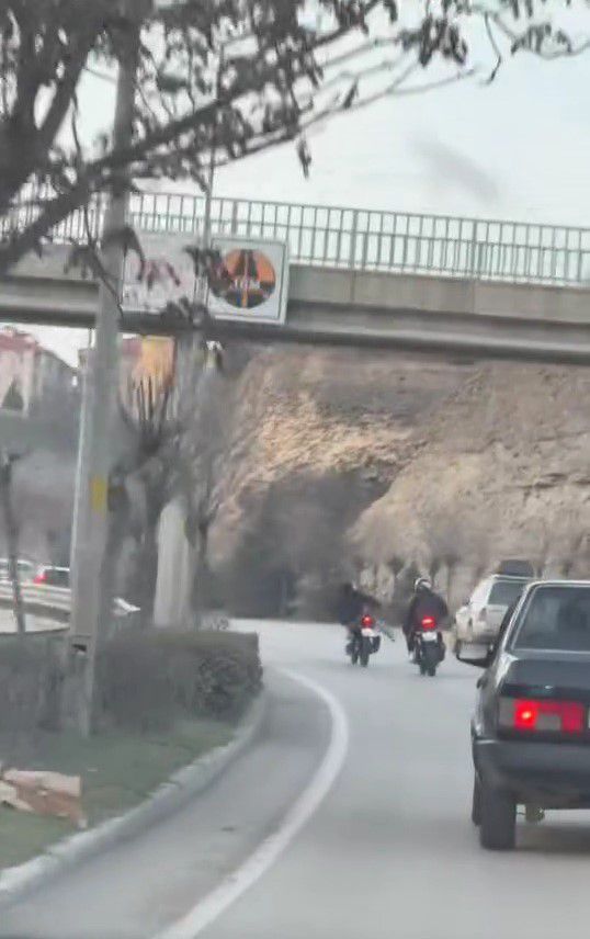 Motosikletlilerin tehlikeli yolculukları pes dedirtti