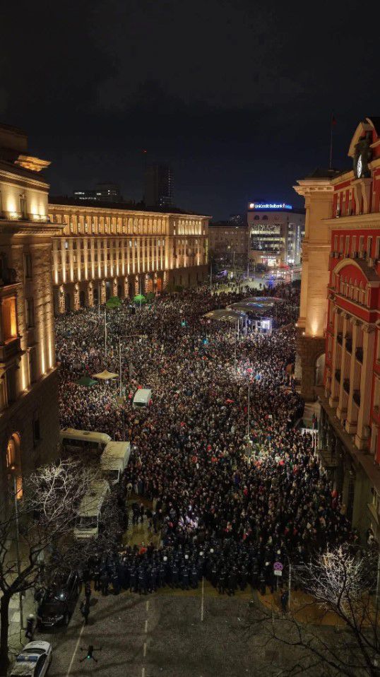 Bulgaristan alev alev! On binlerce kişi sokaklara döküldü