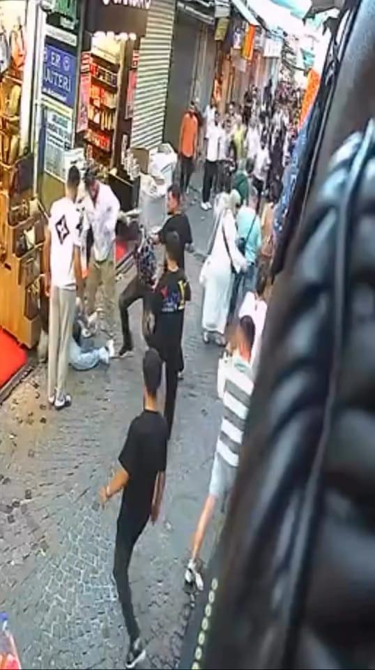 Fatih'te Sokak Kavgası: 3 Kişi 1 Kişiye Sopa ve Tekme ile Saldırdı