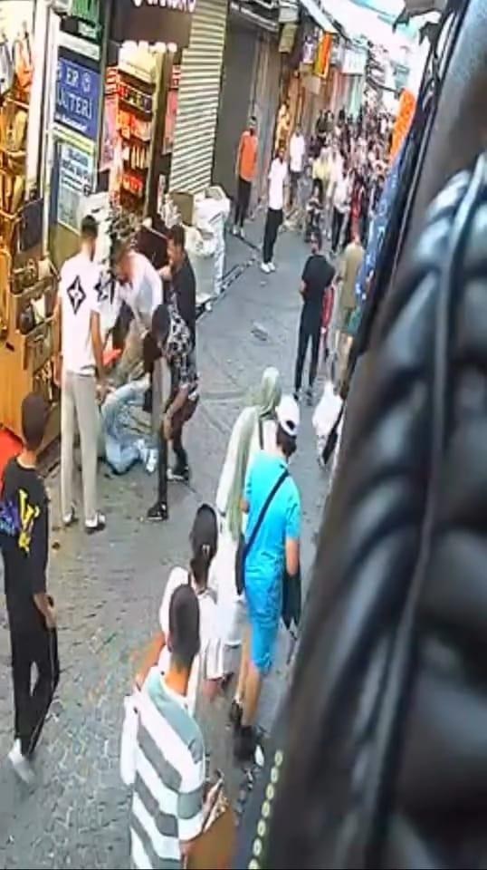 Fatih'te Sokak Kavgası: 3 Kişi 1 Kişiye Sopa ve Tekme ile Saldırdı