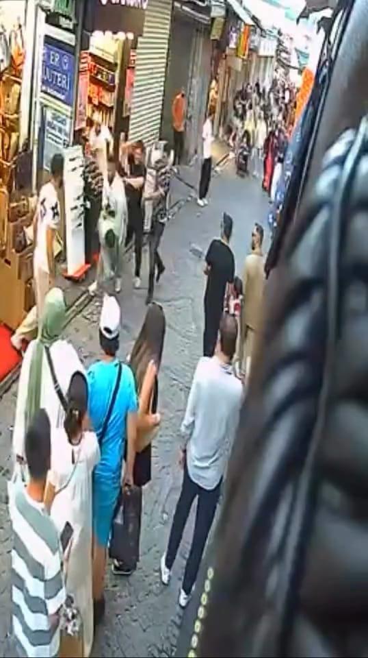 Fatih'te Sokak Kavgası: 3 Kişi 1 Kişiye Sopa ve Tekme ile Saldırdı