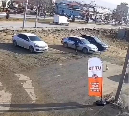 Ülkenin horozu bile gergin! Sayaç okuma görevlisini metrelerce kovaladı