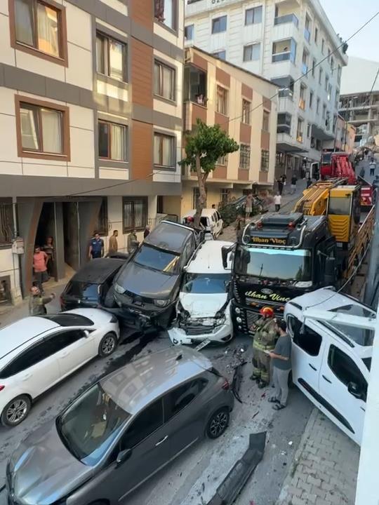 Kontrolden çıkan vinç 23 aracı biçti, binalara zarar verdi