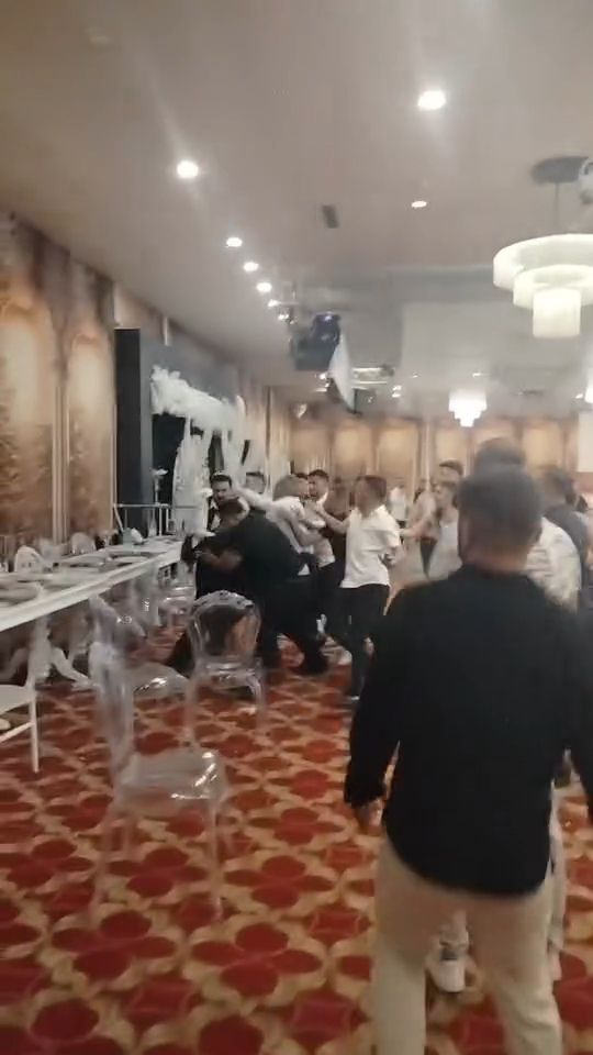 Düğün salonunda tekme tokat birbirlerine girdiler