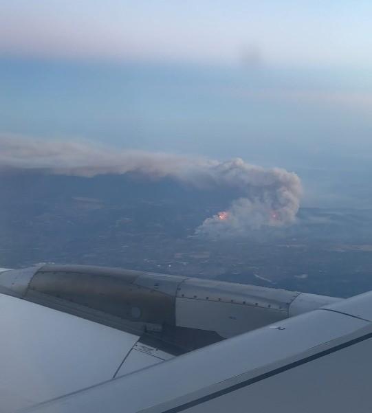 Sakarya'daki orman yangının boyutu yolcu uçağından böyle görüntülendi