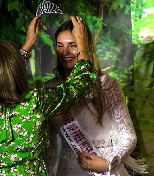 Dünya'da ilk kez Londra'da düzenlenen 'makyajsız' güzellik yarışmasını bir diş hemşiresi kazandı