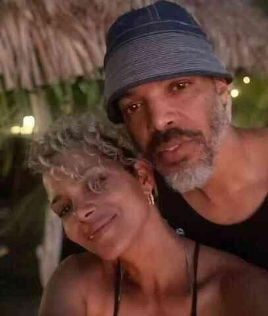 Amerikalı oyuncu Halle Berry'nin sevgilisi Van Hunt, Oscar ödüllü oyuncunun çıplak fotoğrafını paylaşarak Anneler Günü'nü kutladı