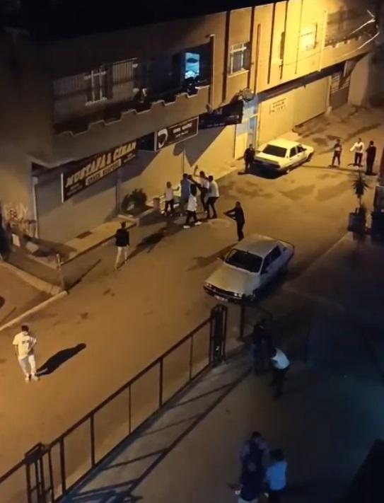 Tartıştıkları 2 kişiyle ayırmaya çalışanı dövdüler