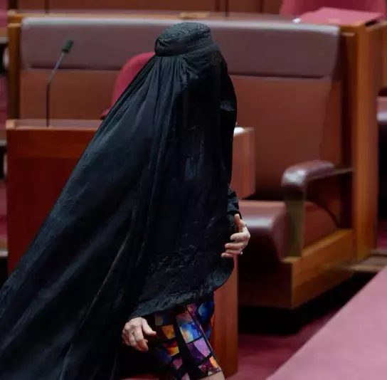 Avustralyalı senatörden provokatif eylem! Kara çarşafla Meclis'e geldi
