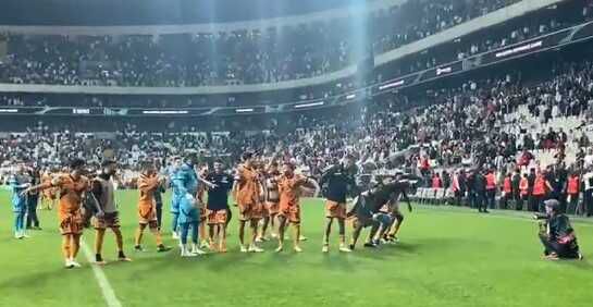 Beşiktaş taraftarından eşi benzeri görülmemiş hareket! Rakibi takımı çağırıp 3'lü çektirdiler