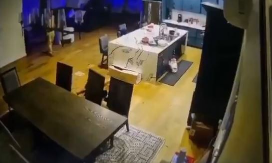 Tartışma sırasında kendisine bıçakla saldıran karısını tabanca ile öldürdü