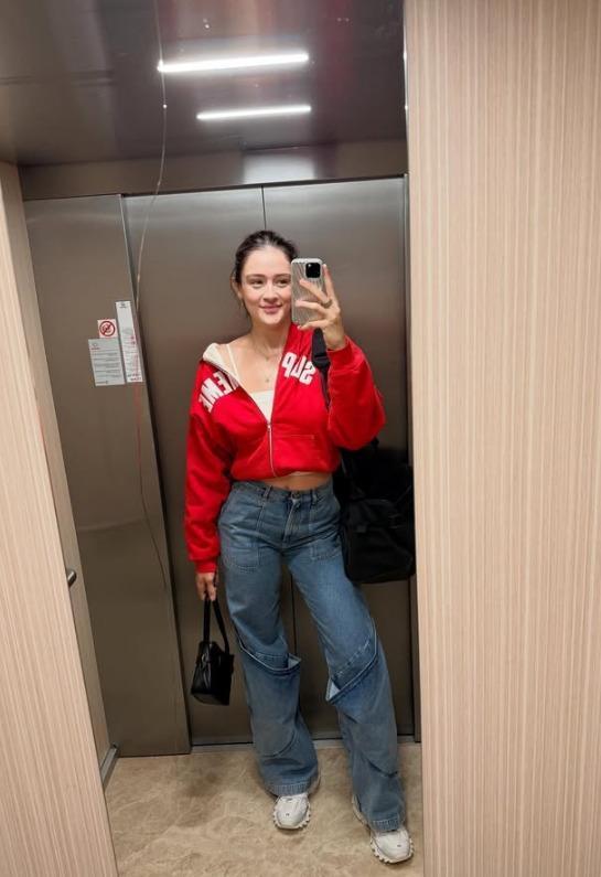 Zehra Güneş'in mini etekli asansör pozu hayranlarını ikiye böldü