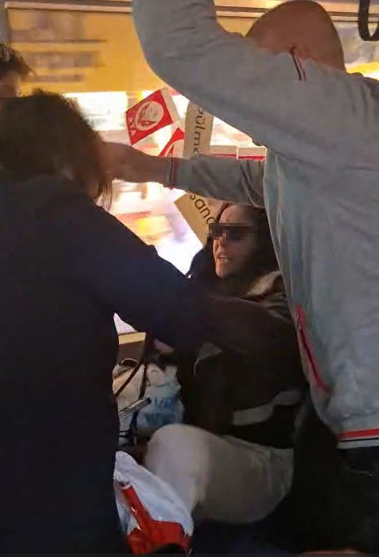 Tramvayda kadın yolcular arasında küfür ve tekmeli 'koltuk' kavgası