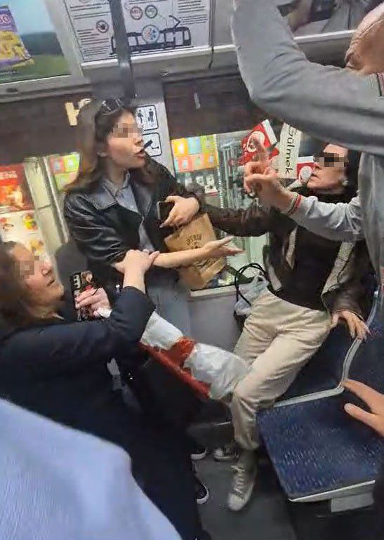 Tramvayda kadın yolcular arasında küfür ve tekmeli 'koltuk' kavgası