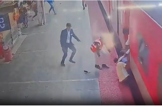 Trene yetişmeye çalışırken kucağındaki çocukla tren ve peron arasında sıkıştı