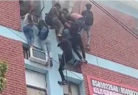 Delhi'deki dershanede korkutan yangın: Öğrenciler tellere tutunarak yangından kaçtı