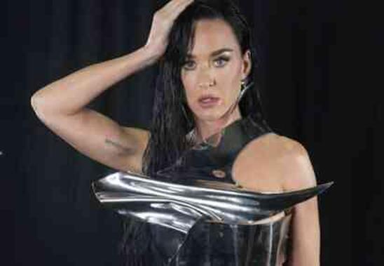 Katy Perry canlı yayında kıyafetsiz kaldı! Katy Perry'nin elbisesi mi koptu?