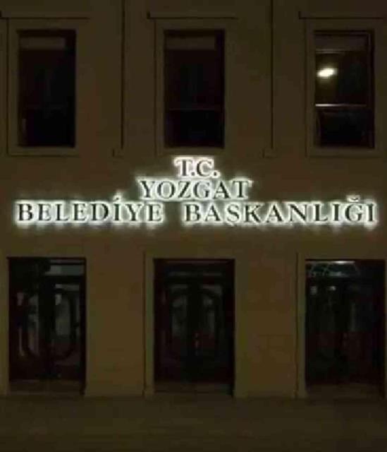 AK Parti'den Yeniden Refah'a geçen Yozgat'ta belediye binasına T.C. tabelası asıldı