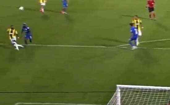 Sosyal medyada bu pozisyonlar tartışılıyor! Fenerbahçe, ilk yarıda 2 kez penaltı bekledi
