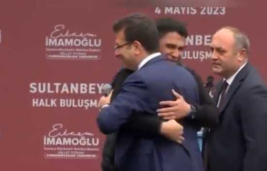 İmamoğlu, mitinginde söz verdiği gencin söylediğini duyunca mikrofonunu hemen elinden aldı: Kerata başına iş alacak şimdi