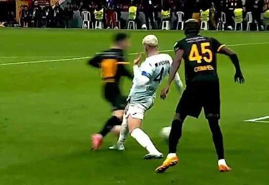 Konuk takımın sahadan çekilmesi üzerine Galatasaray-Adana Demirspor maçı tatil edildi