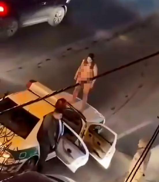 İran'da ilginç protesto: Bir kadın, çıplak bir şekilde polis aracının üzerine çıktı