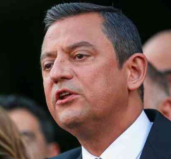 Özgür Özel'in yeni hali! Özgür Özel saçlarını mı boyattı?