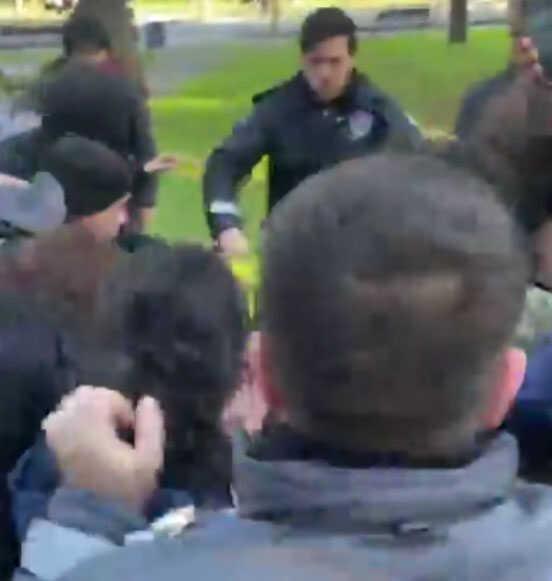 İstanbul Üniversitesi'nde gerginlik! Güvenlik görevlileri yılbaşı ağacını süslemeye çalışan öğrencilere saldırdı