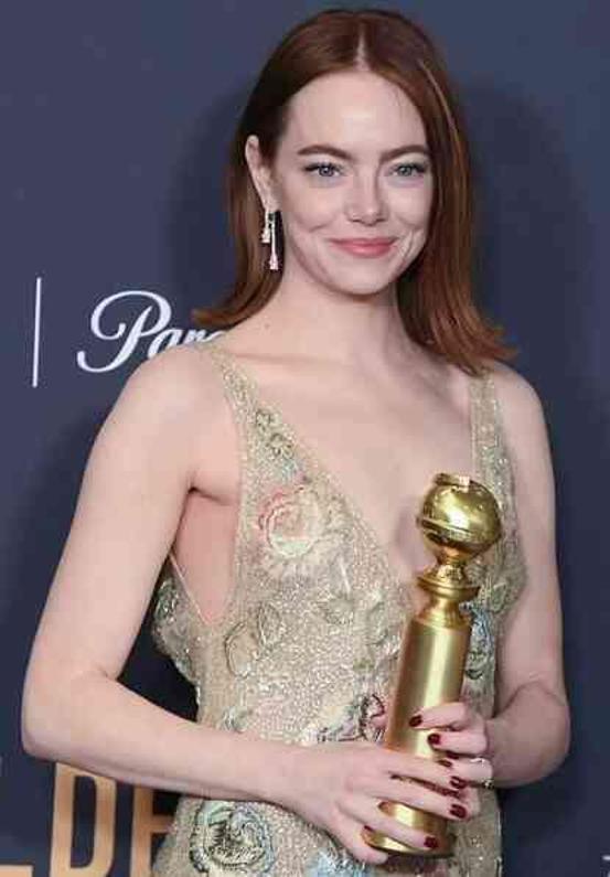 Altın Küre Ödüllerinde en iyi oyuncu ödülünü alan Emma Stone, yakın arkadaşı Taylor Swift'e kameralar önünde küfür etti