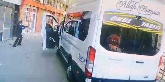 Ölümlü yol verme kavgasının görüntüleri ortaya çıktı! Araçtan inip kurşun yağdırıyor