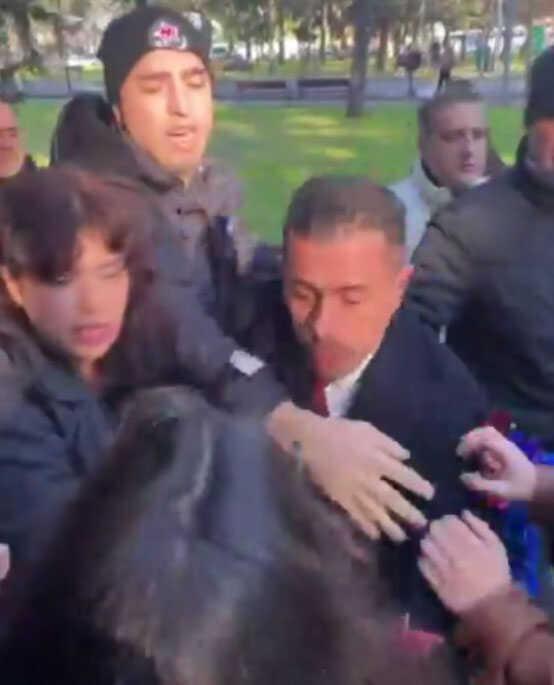 İstanbul Üniversitesi'nde gerginlik! Güvenlik görevlileri yılbaşı ağacını süslemeye çalışan öğrencilere saldırdı