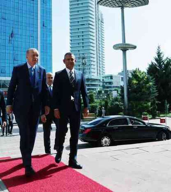 Cumhurbaşkanı Erdoğan, CHP Genel Merkezi'nde! Özgür Özel kapıda karşıladı