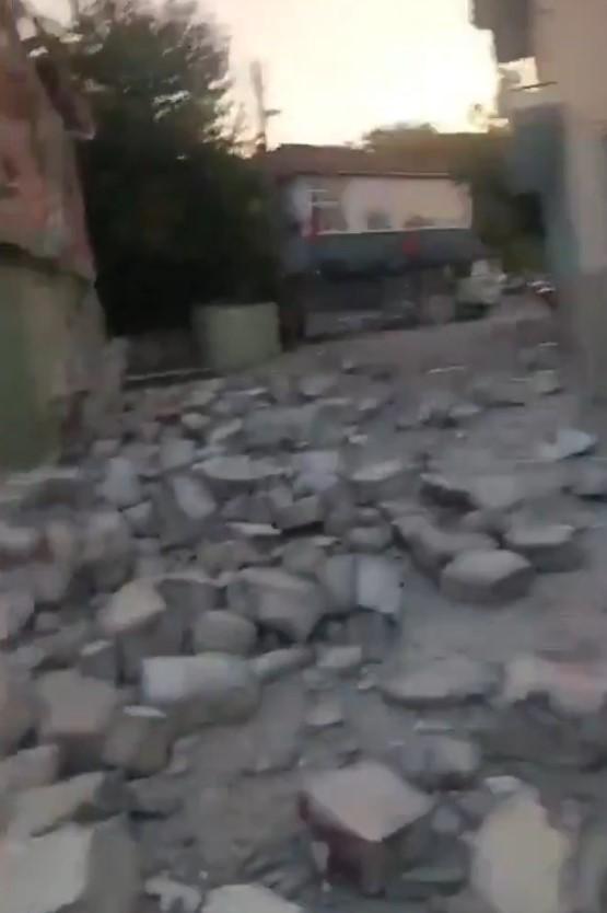 Balıkesir'deki deprem nedeniyle bazı binalar yıkıldı! İşte ilk görüntüler