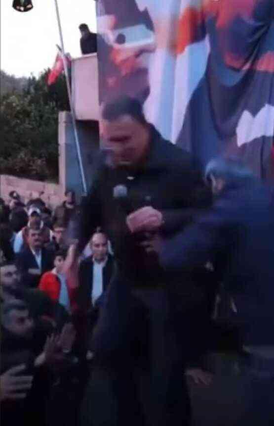 Hatay'da Lütfü Savaş'a saldırı! Sahneden aşağı attılar