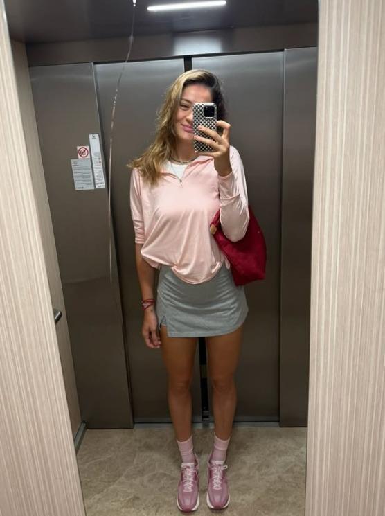 Zehra Güneş'in mini etekli asansör pozu hayranlarını ikiye böldü